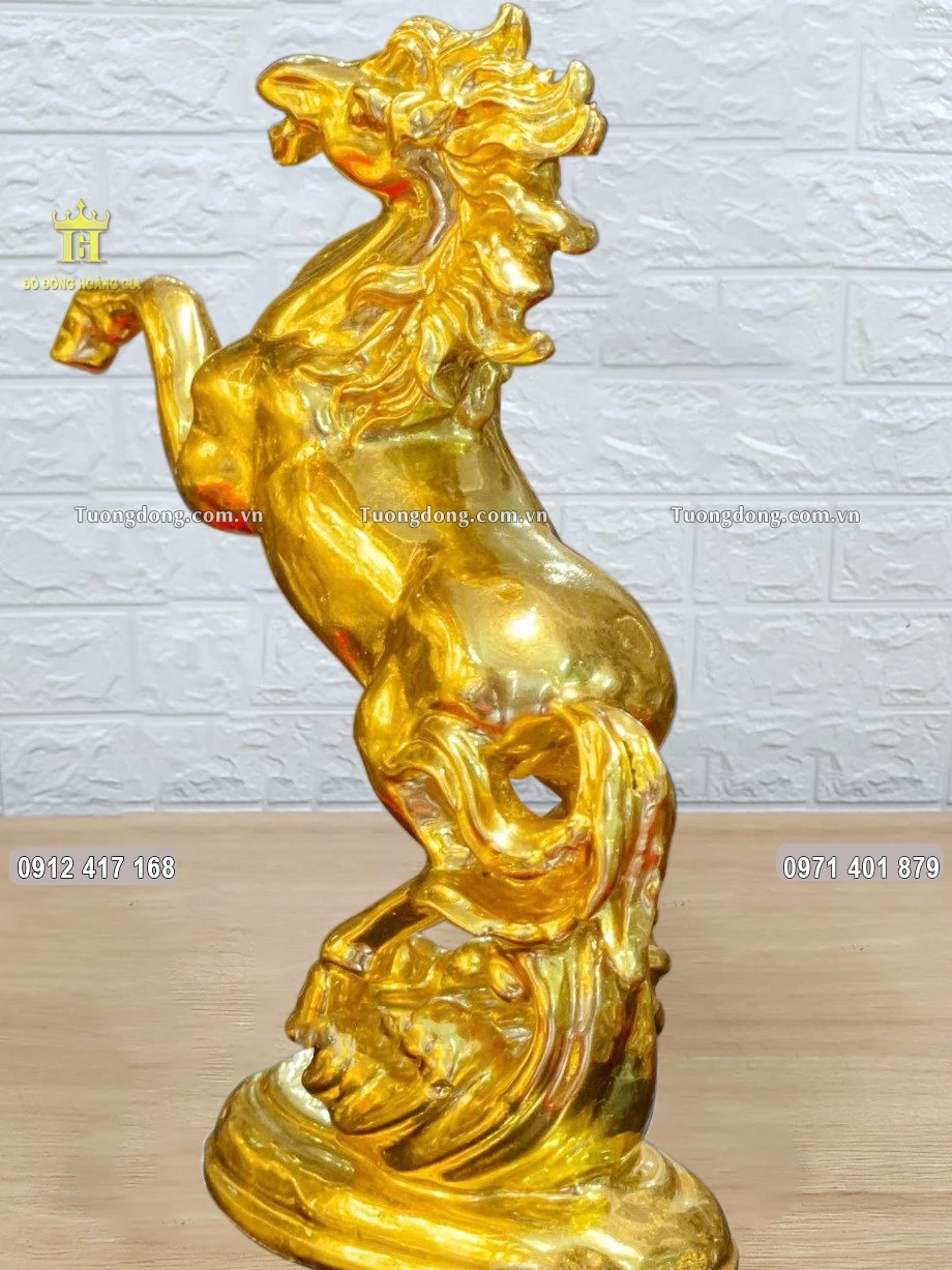 Hình ảnh phía sau bức tượng ngựa